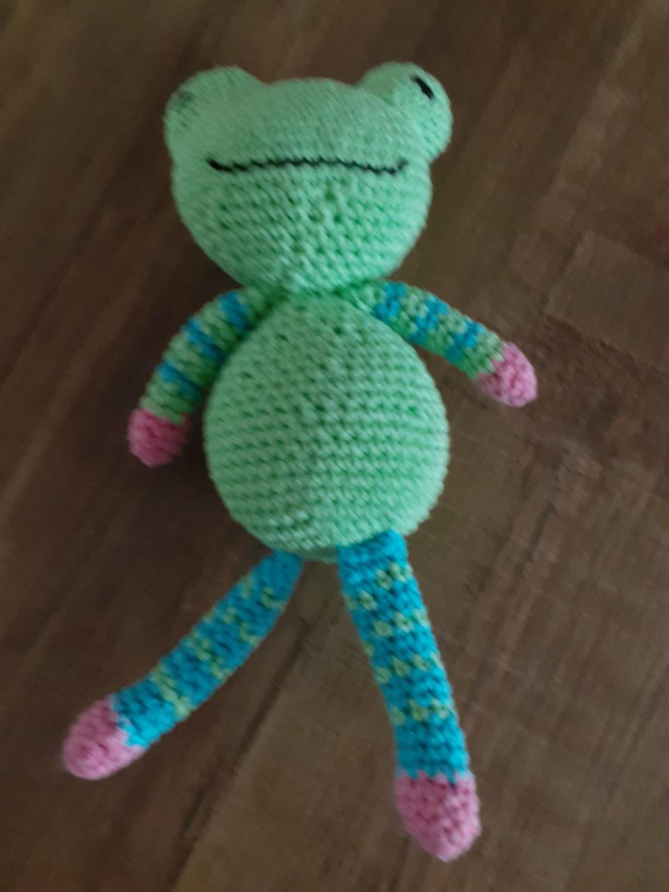 Nieuw: gehaakte knuffel kikker - 5 euro