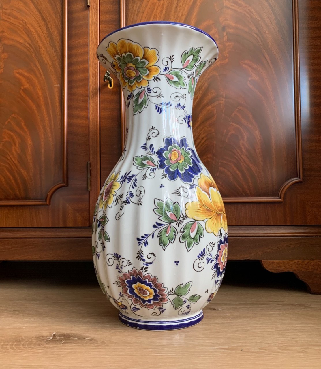GROTE VINTAGE HAND BESCHILDERDE VAAS