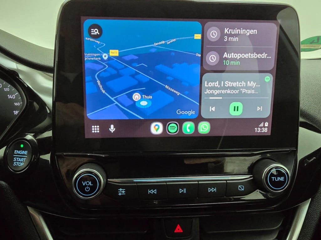 Ford Fiesta occasion luxe titanium met zwarte velgen en parkeercamera | bom