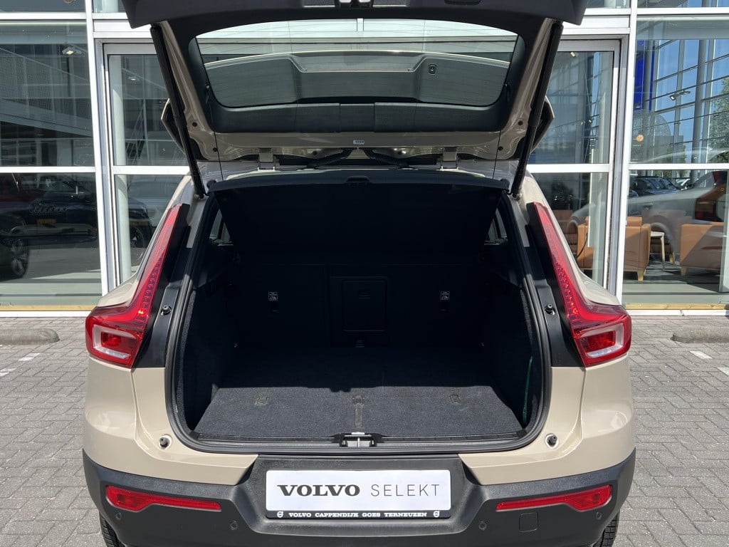 Volvo XC40 b4 197pk plus dark| adap.cruise| trekhaak|camera| googlemaps| el