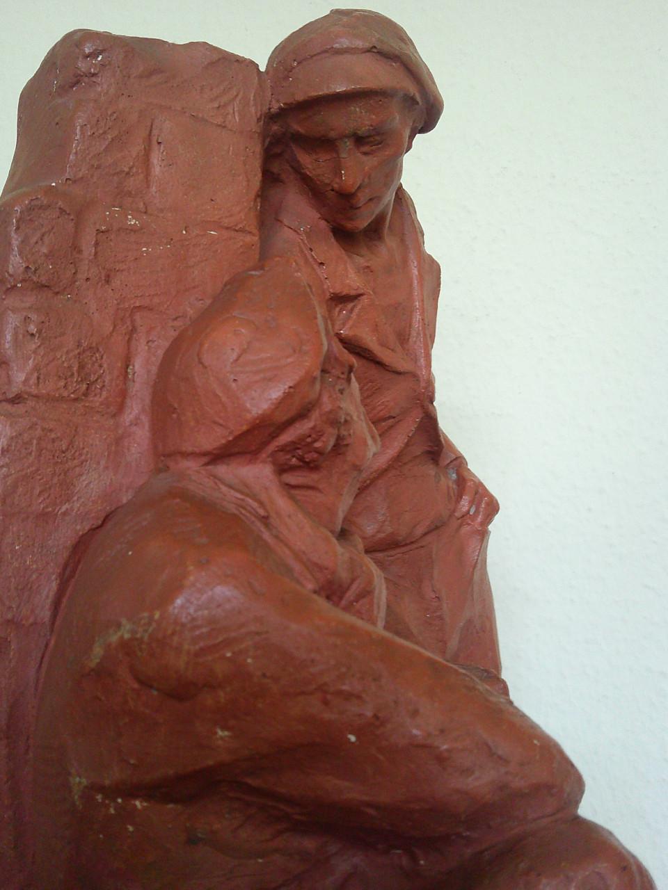 WERKLUI IN TERRA COTTA KLEUR, GESIGNEERD
