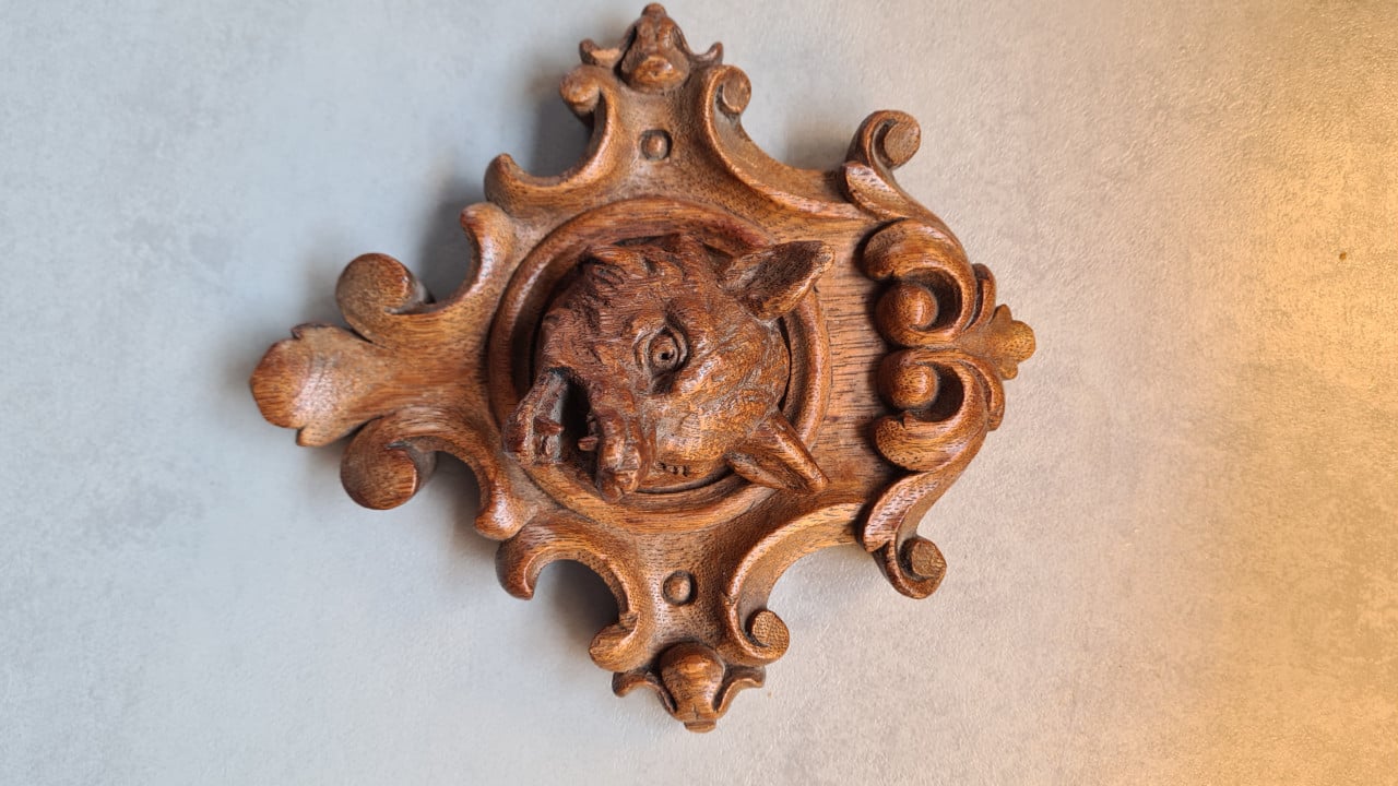 Set van twee houten wolvenkoppen