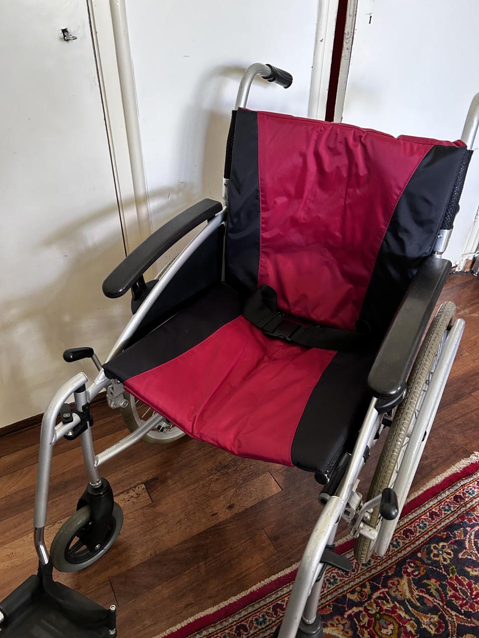 Rolstoel lichtgewicht, Vierpoot wandelstok (nieuw) en éénhandige rollator