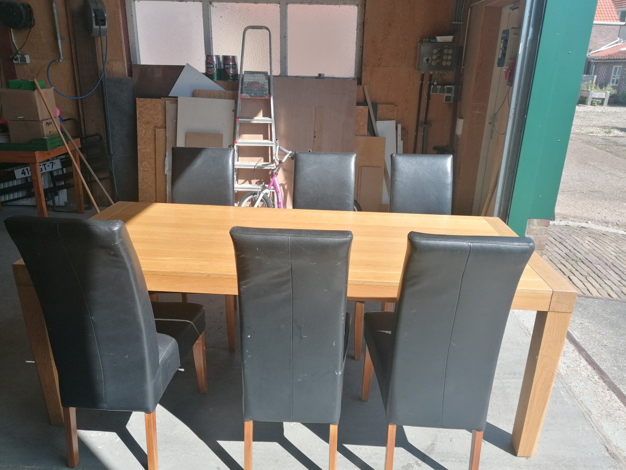 Tafel met 6 stoelen