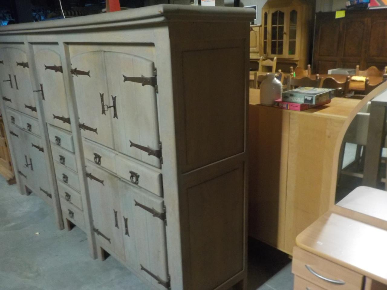 Hoog geheel massief eiken dressoir in zeer goede staat zeer mooie kwaliteit