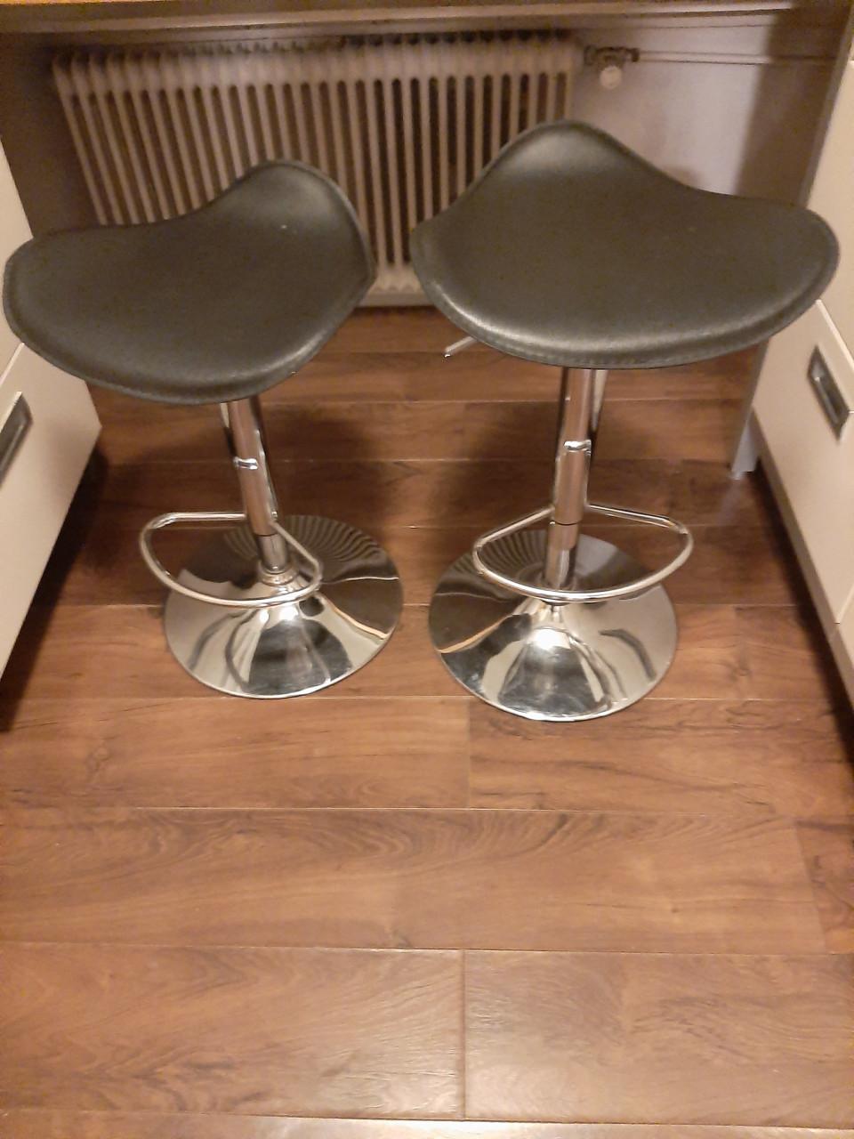 2 mooie barkrukken en een designstoel