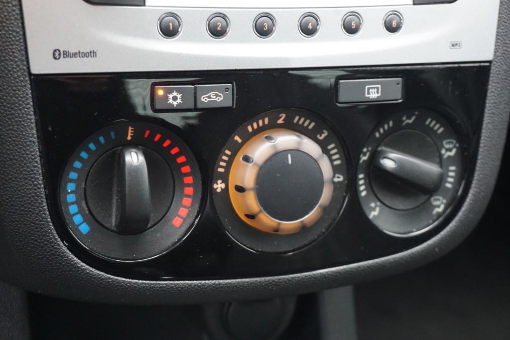 Opel Corsa 1.4-16v airco / navi / cruise / stoelverw. / parkeers. / elektr.