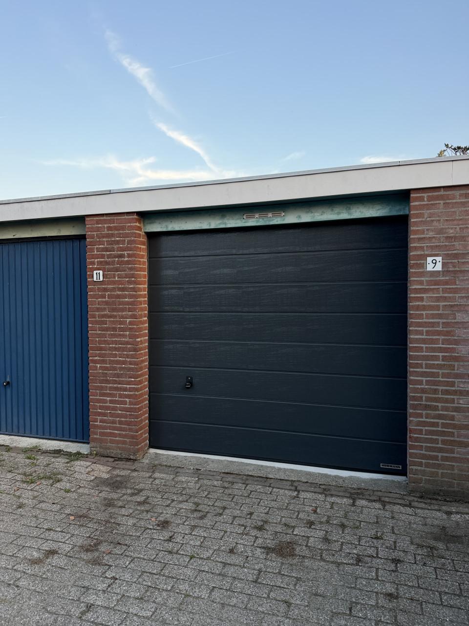 Te koop garagebox met nieuwe roldeur in Goes