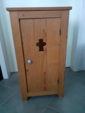 Houten wastafelkastje