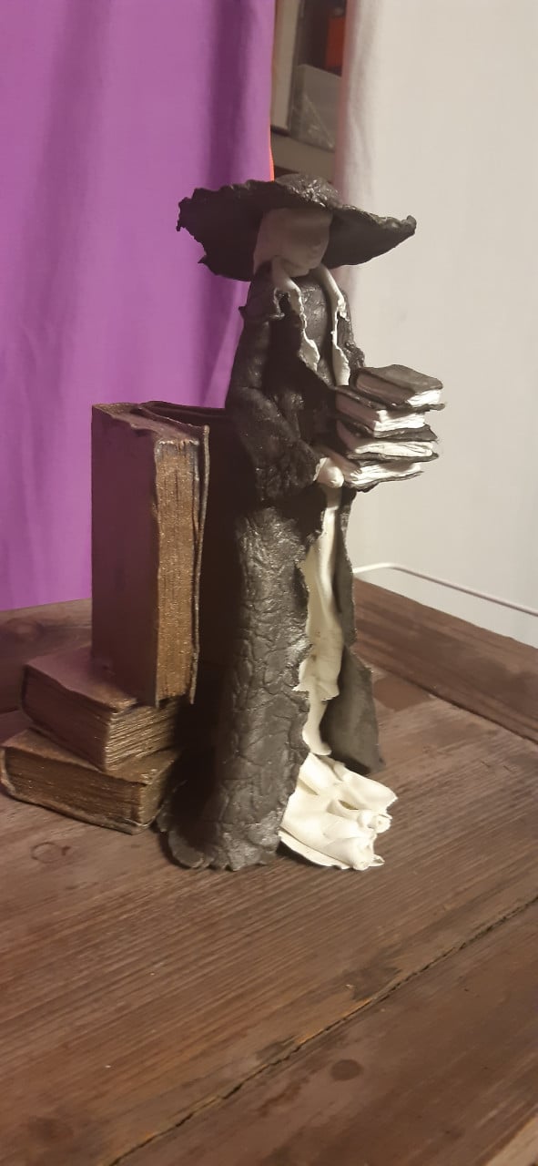 Beeldje boeken vrouw