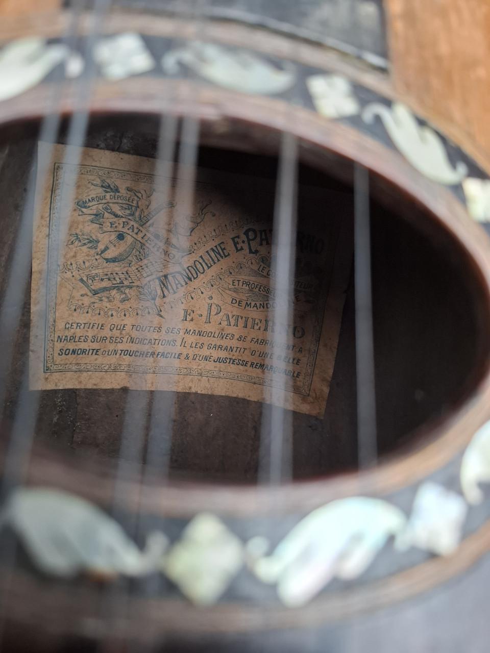 Oude mandoline van E. Patierno .