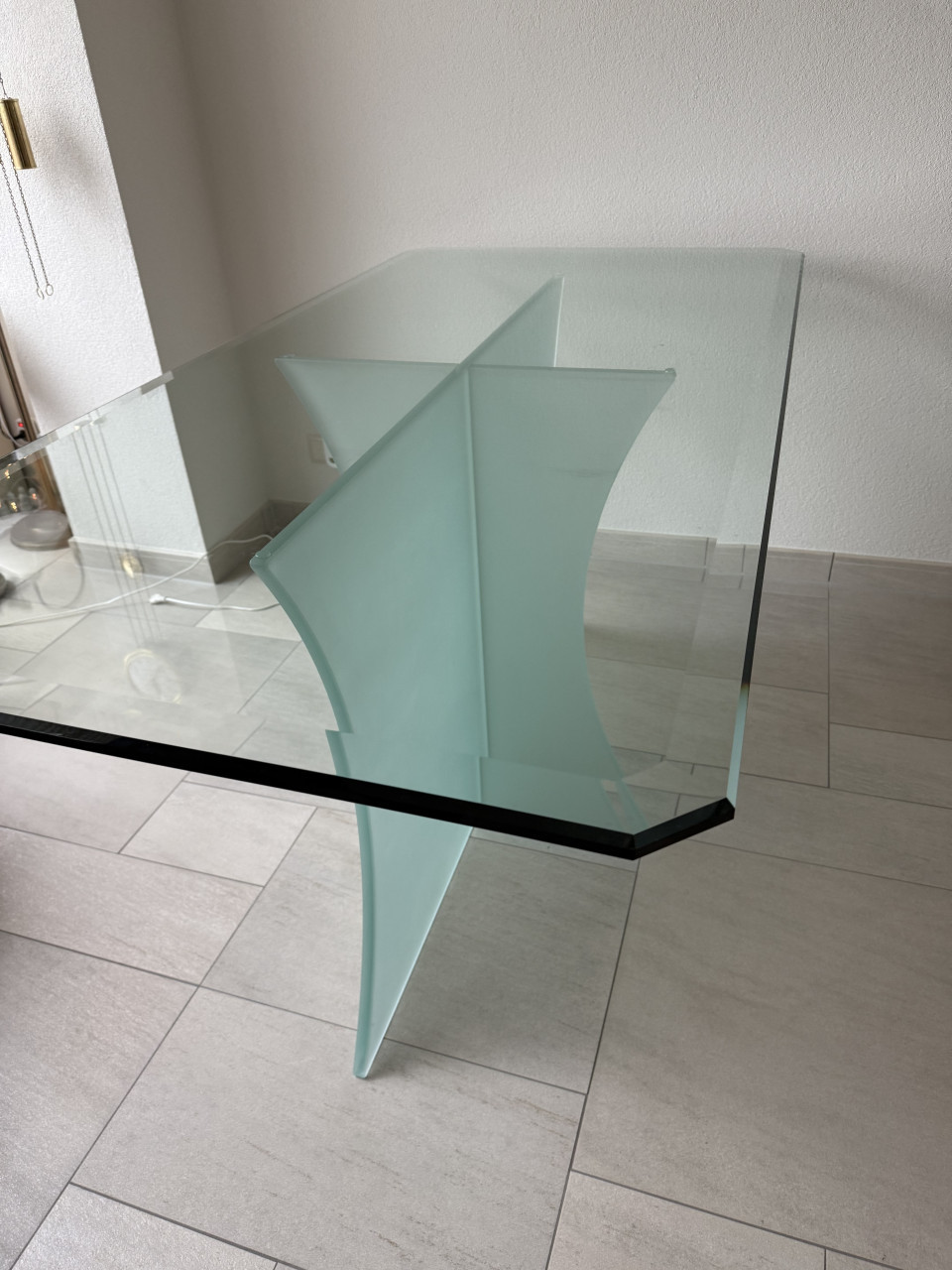 Mooie glazen eettafel met dubbele facet rand