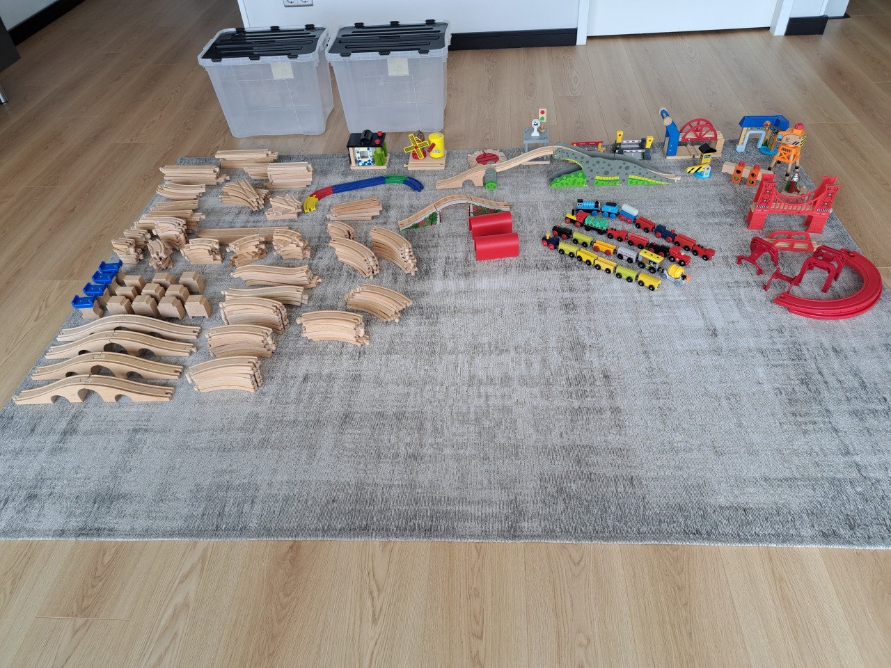 Mooie houten treinbaan met toebehoren