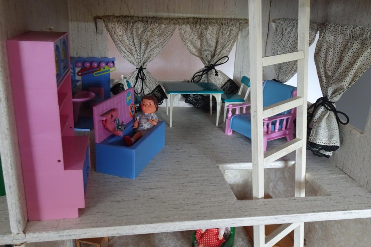 Poppenhuis met inrichting