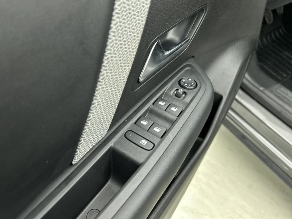 Citroen C4 1.2 puretech shine | rijklaar | panorama dak | head up display |
