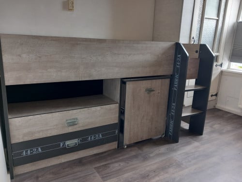 Half-hoogslaper met buro