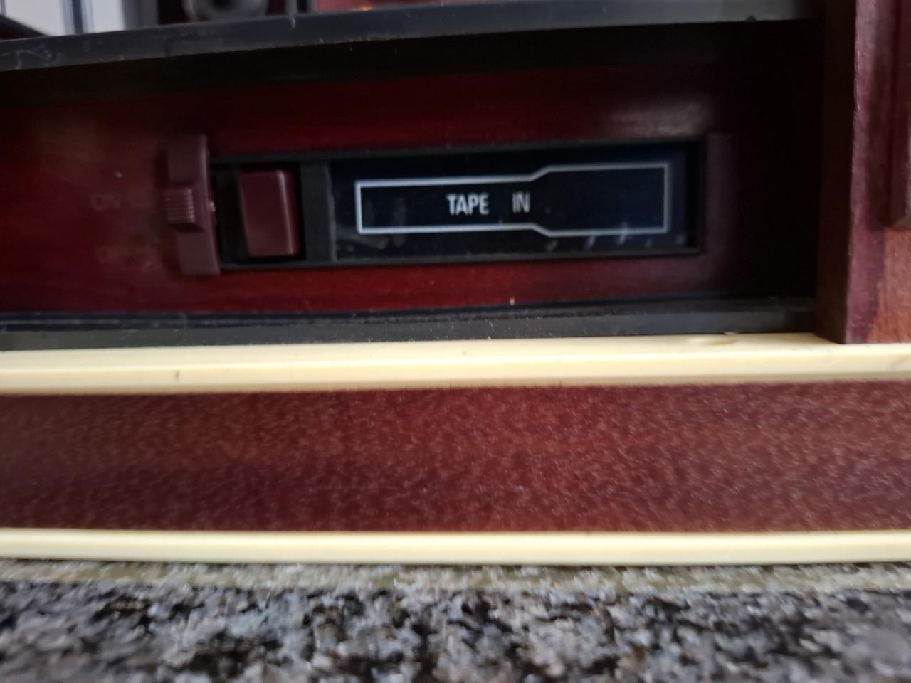 Zeer apart: radio in de vorm een oude telefooncel