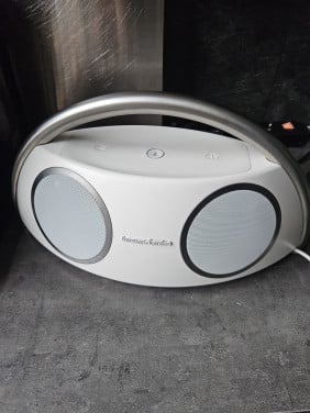 Zgan prachtige witte harman kardon go en play bluetooth speaker...