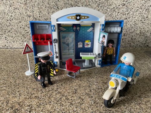 Playmobil. Politie-bureau in een draagbaar koffertje.
