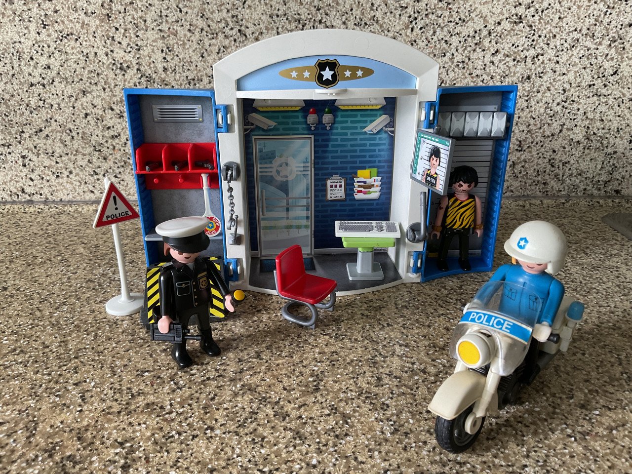 Playmobil. Politie-bureau in een draagbaar koffertje.