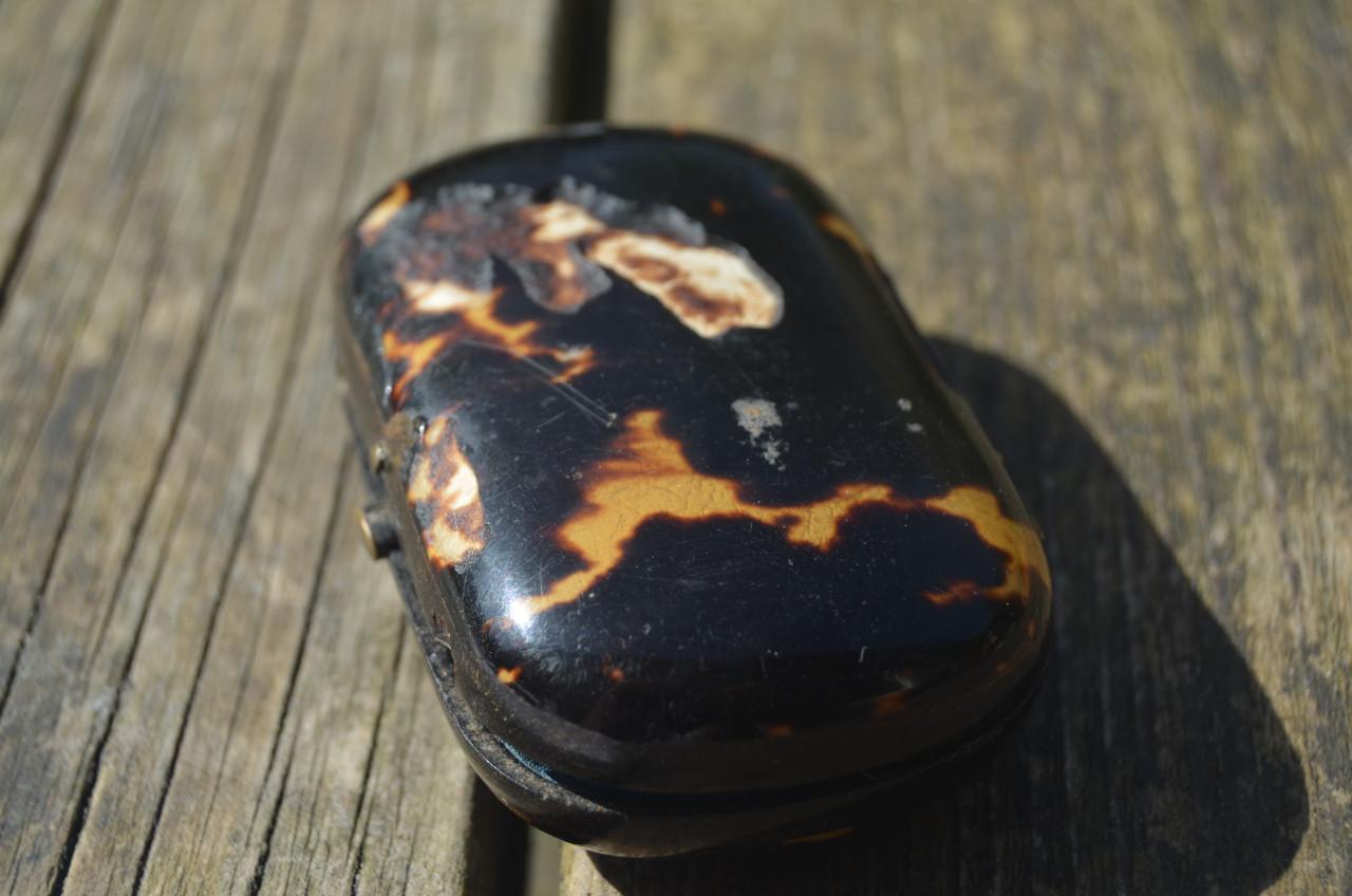 2 Kleine doosjes, 1 van bakeliet, eentje niet...........