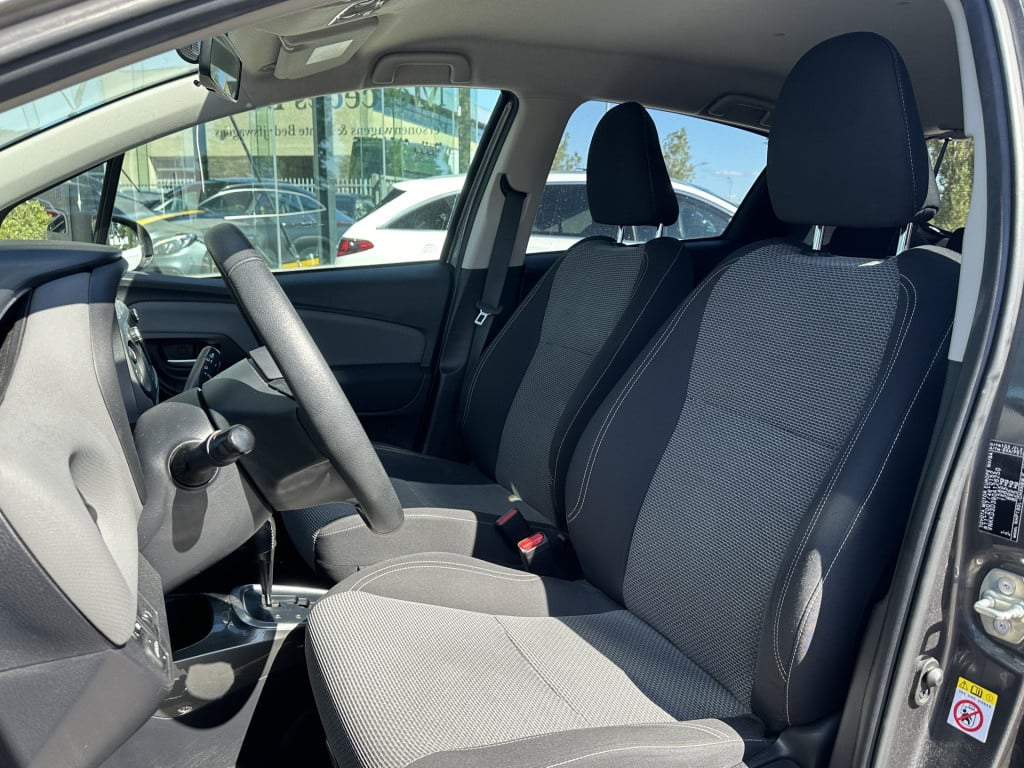 Toyota Yaris 1.5 hybrid lease i camera i automaat i airco l navigatie i zee