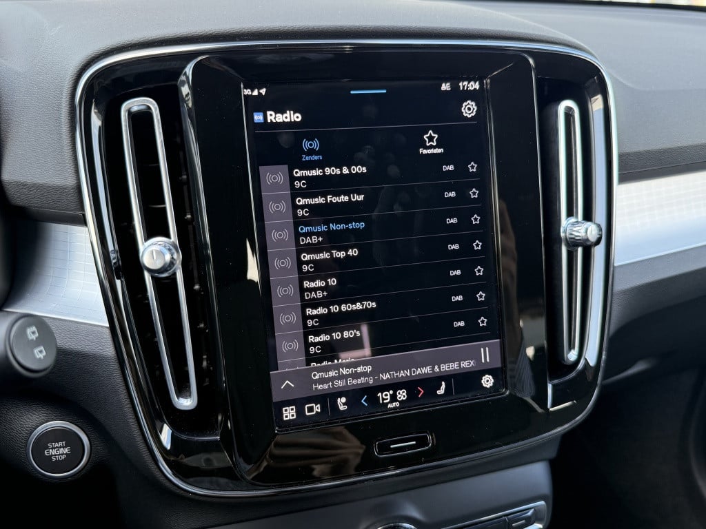 Volvo XC40 b4 197pk plus dark |adap.cruise| trekhaak | camera| elektrische