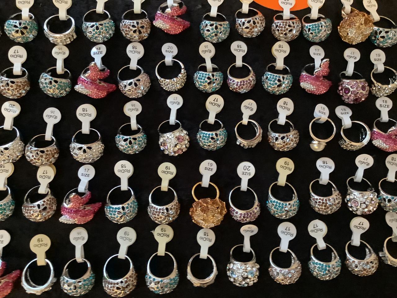 Partij mooie nieuwe ringen. ( partij 81)