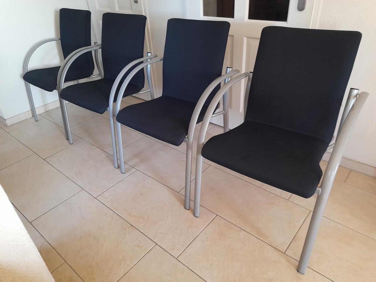 4 Stevig lekker zittende (vergader) stoelen (in goede nette staat)