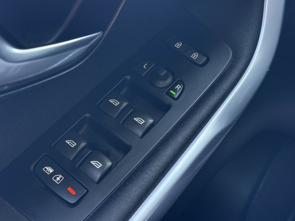 Volvo V40 1.6 t2 r-design | navi | cruise | stoelverwarming | parkeersensor