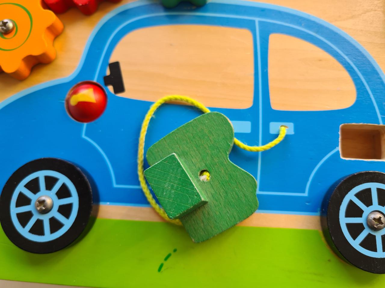 Primi Passi houten activiteitenbord in garage-thema