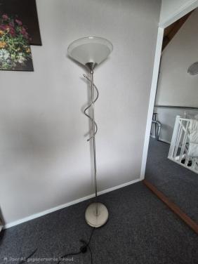 ✨ Te koop: Moderne staande lamp met glazen kap ✨