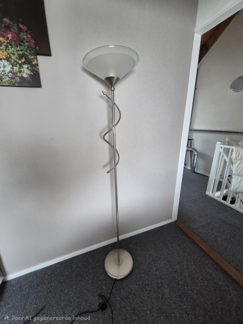 ✨ Te koop: Moderne staande lamp met glazen kap ✨