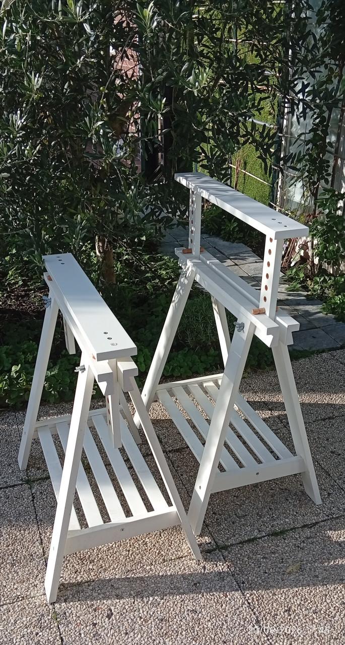 Ikea Mittback schraag - 2st = €25 - in zeer goede staat
