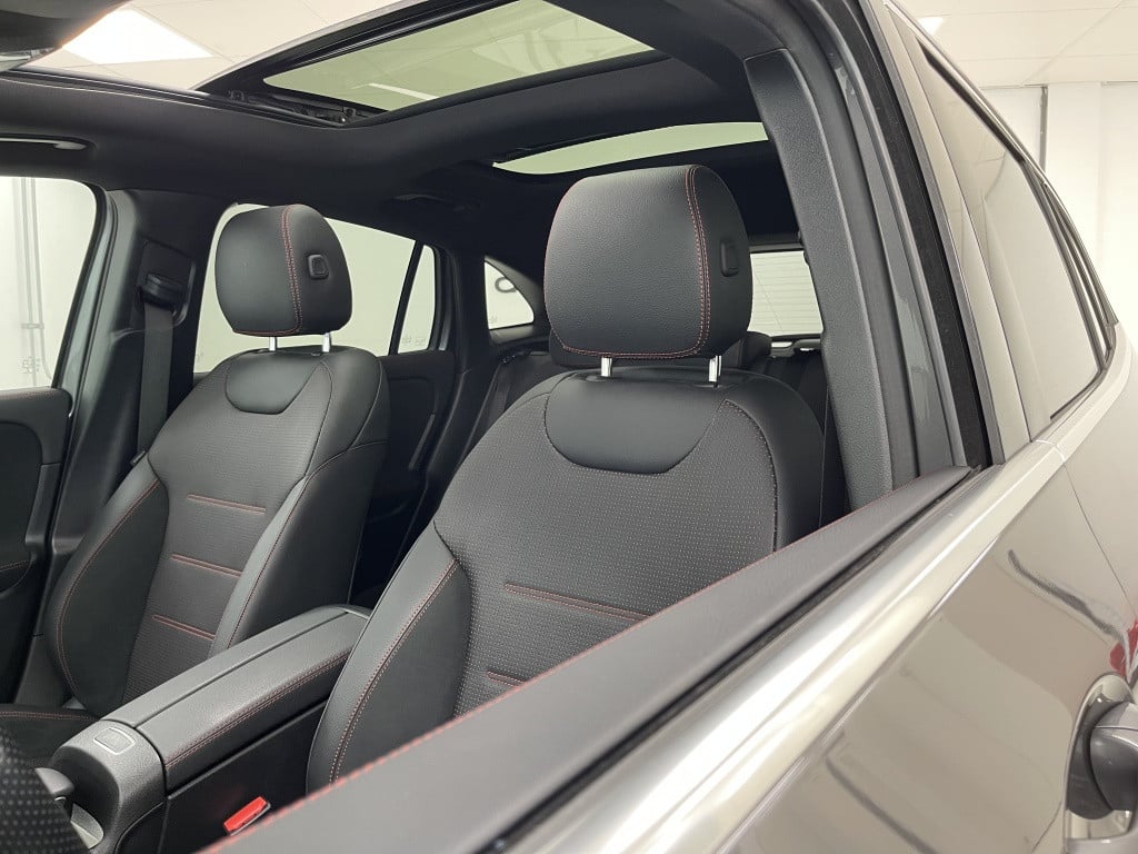 Mercedes-Benz Gla-klasse 250 e amg edition | pano | leer | trekhaak | sfeer