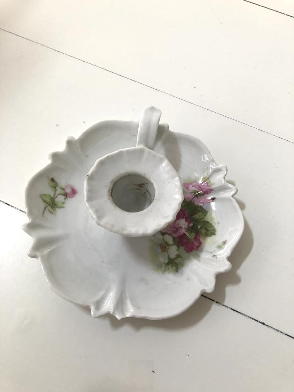 Lief brocante wit porseleinen blakertje met roosjes motief