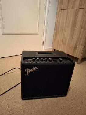 Fender mustang LT25