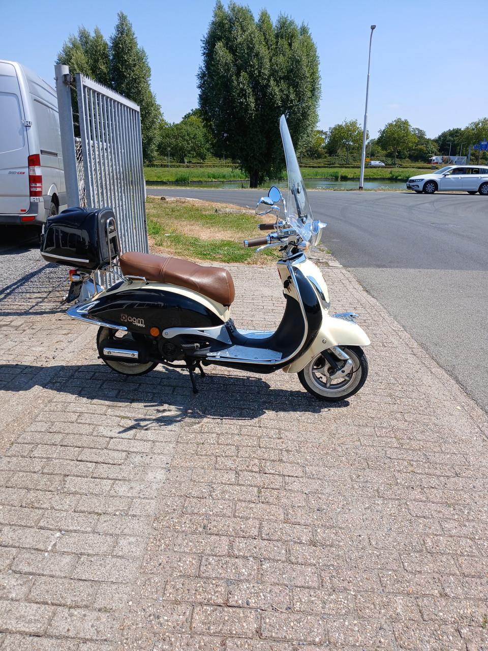 AGM retro met windscherm ,koffer en beugel set