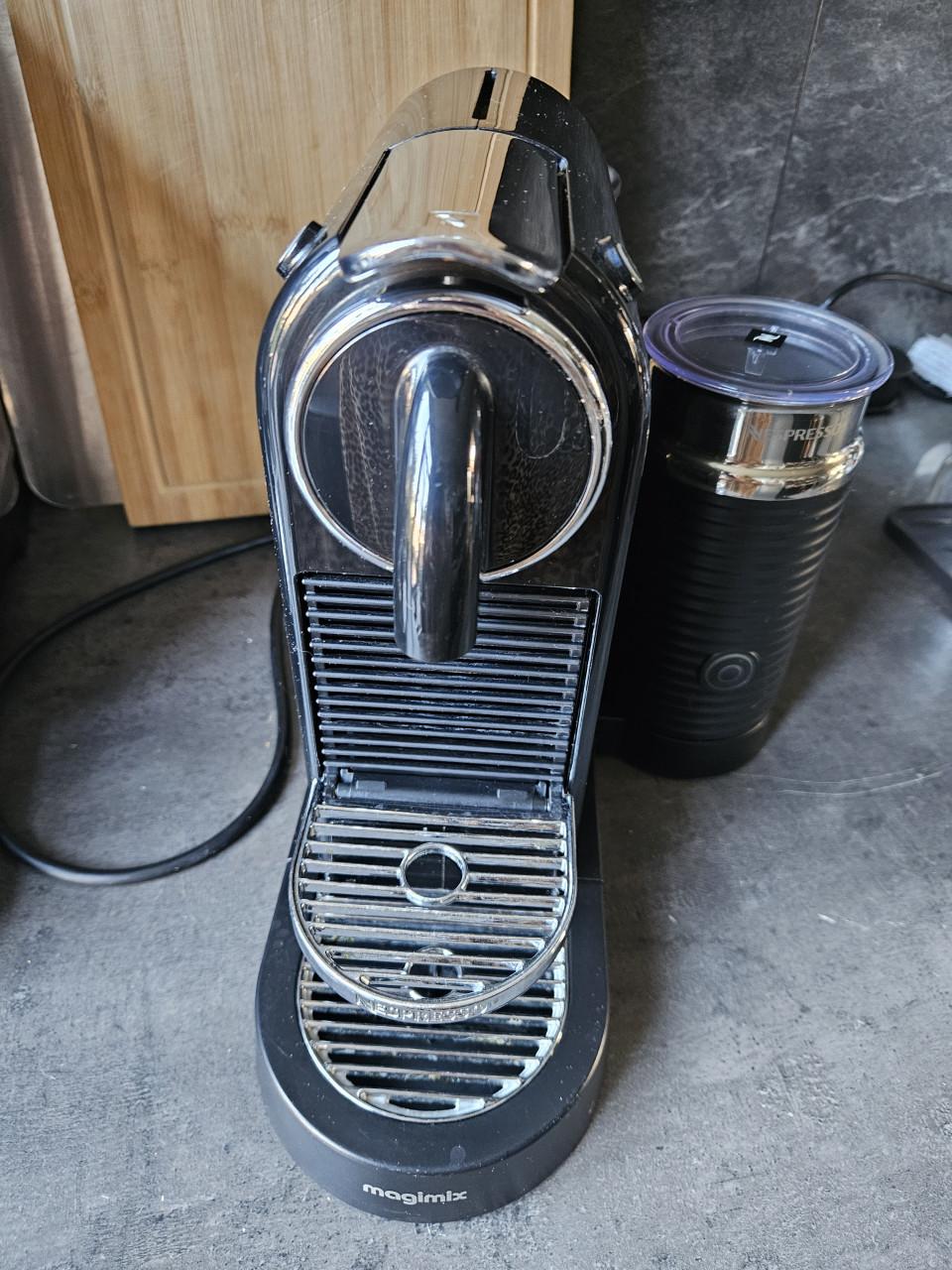 Zgan Krups Nespresso Magimix cupmachine met melkopschuimer