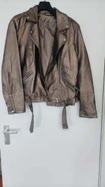 Leuk jasje, goudkleurig. Maat 42/44. Zo goed als nieuw.