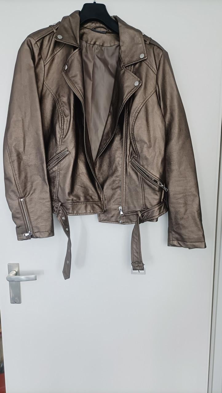 Leuk jasje, goudkleurig. Maat 42/44. Zo goed als nieuw.