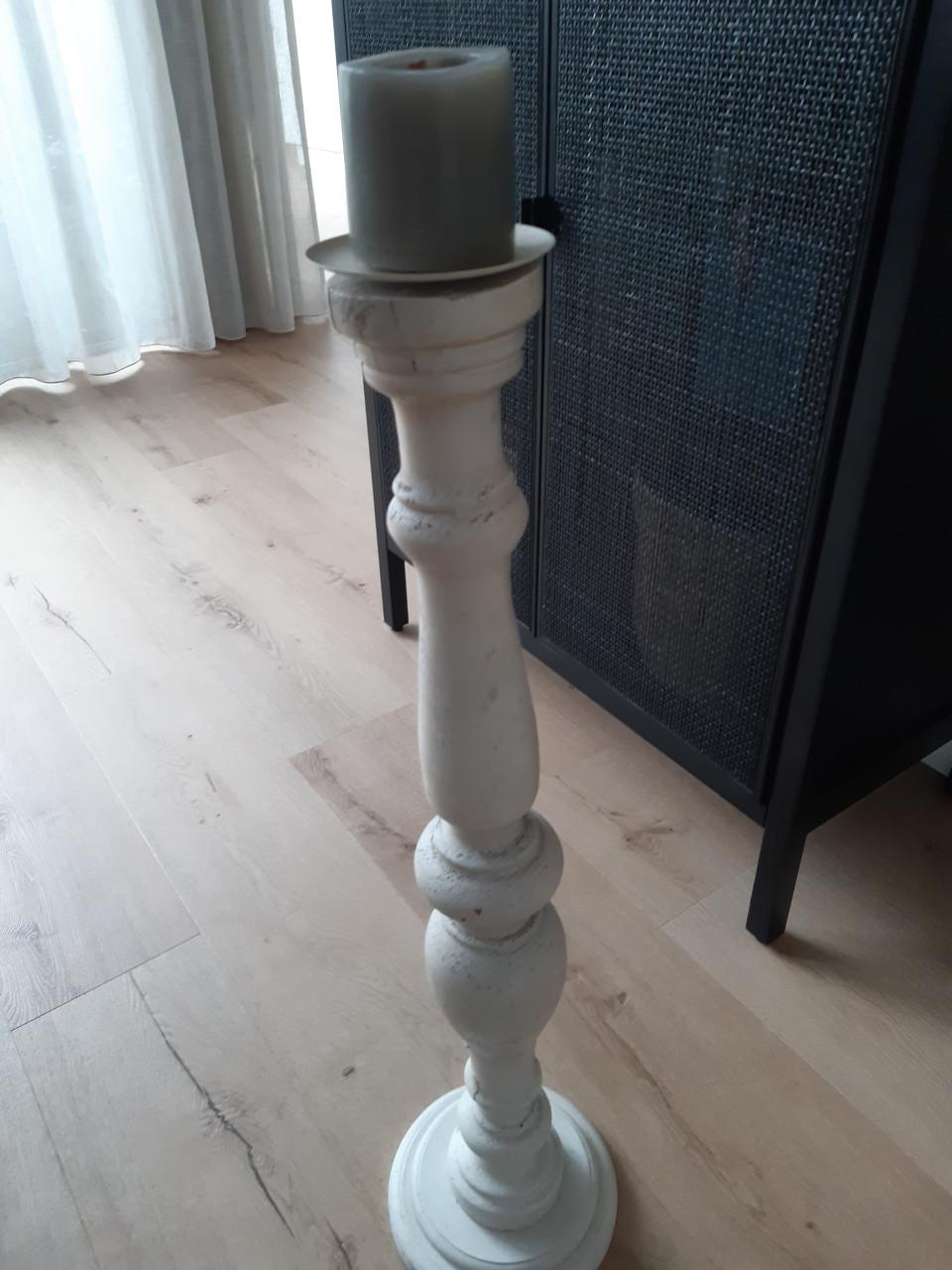 Kandelaar van hout geen koeriersdiensten