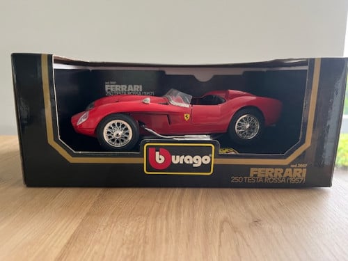 Te Koop : Burago model auto 1-18
