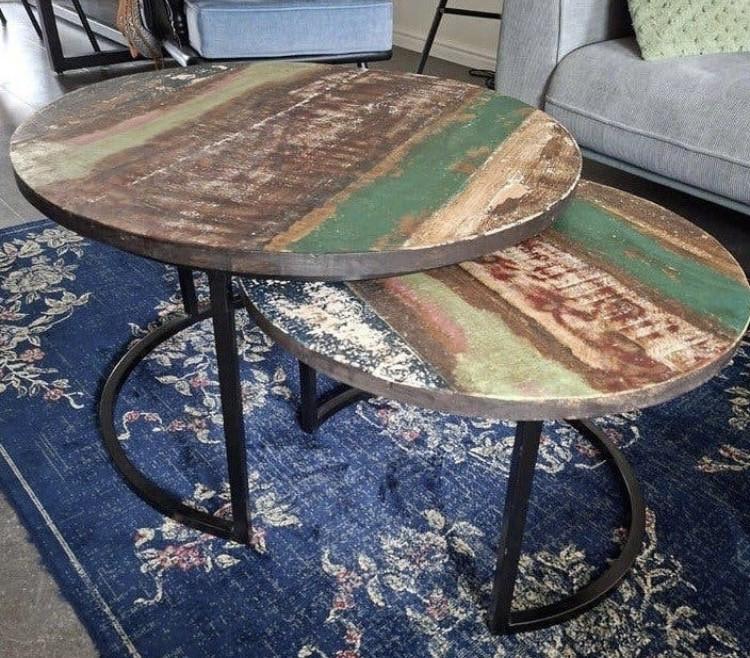 Houten tafels met metalen onderstel