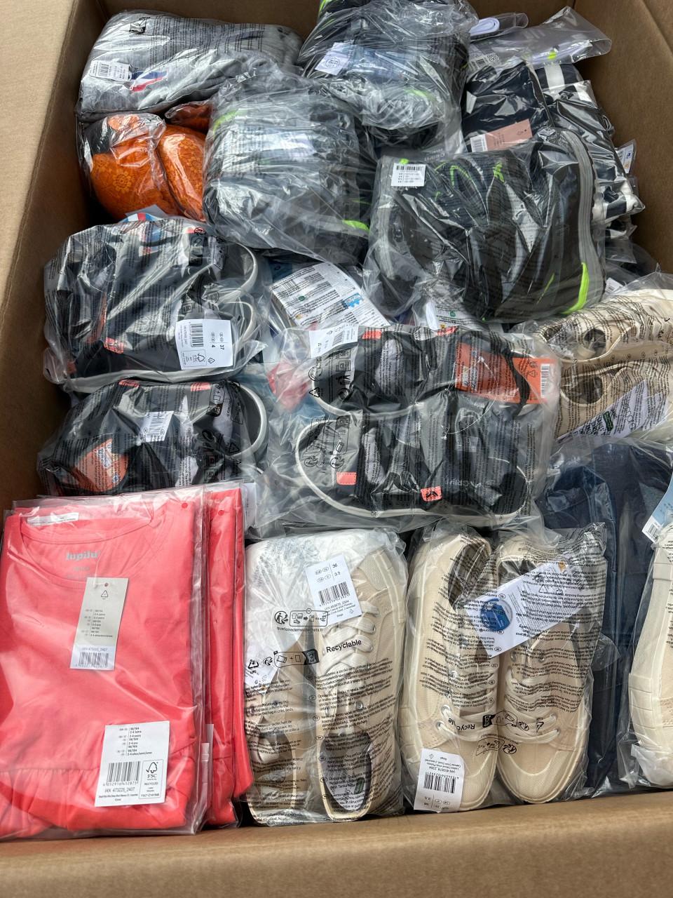 Nieuwe kleding (dames, kinderen, heren) €2 per stuk