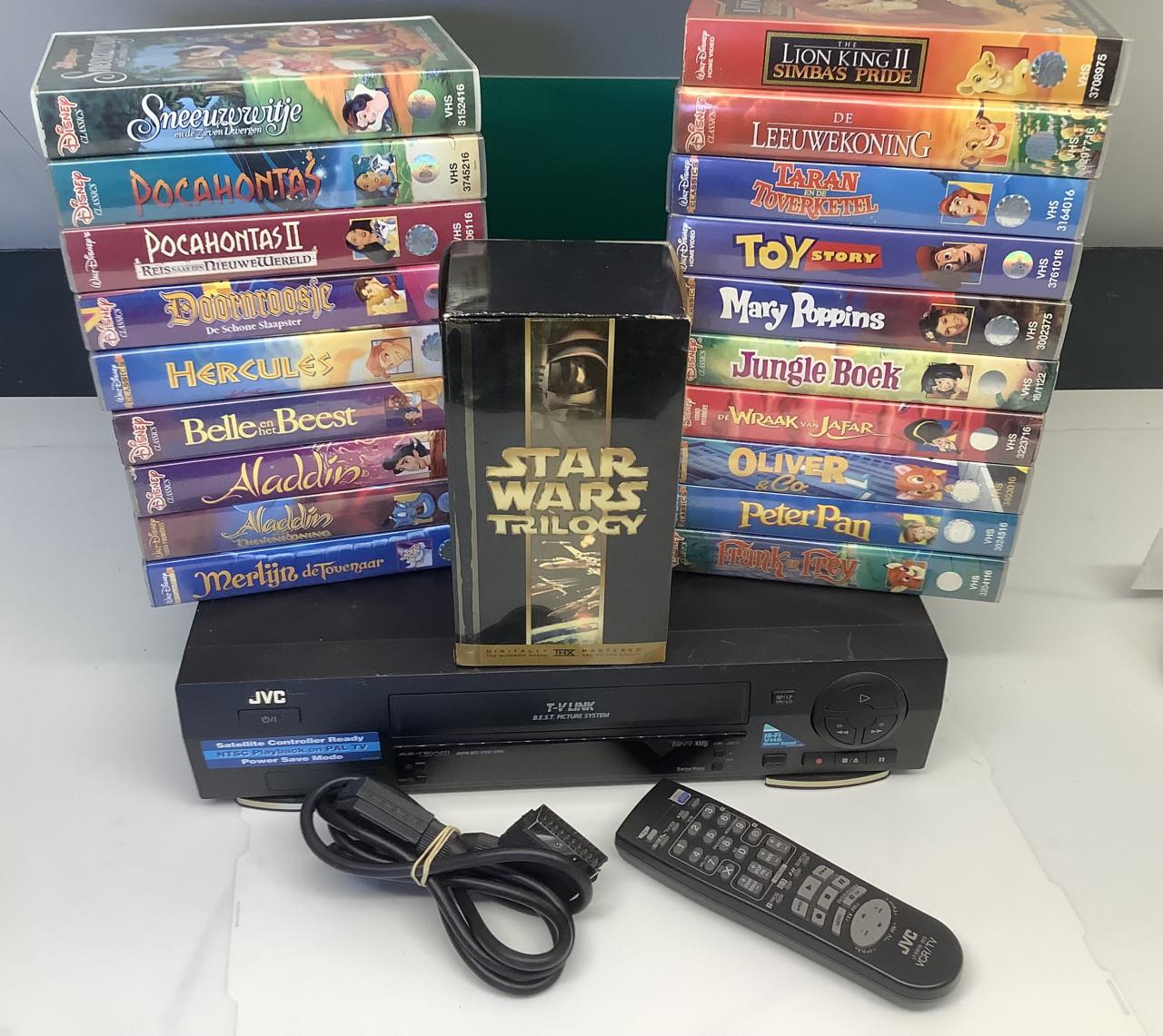 Videorecorder JVC + veel Walt Disney films en Star Wars trilogie VHS banden