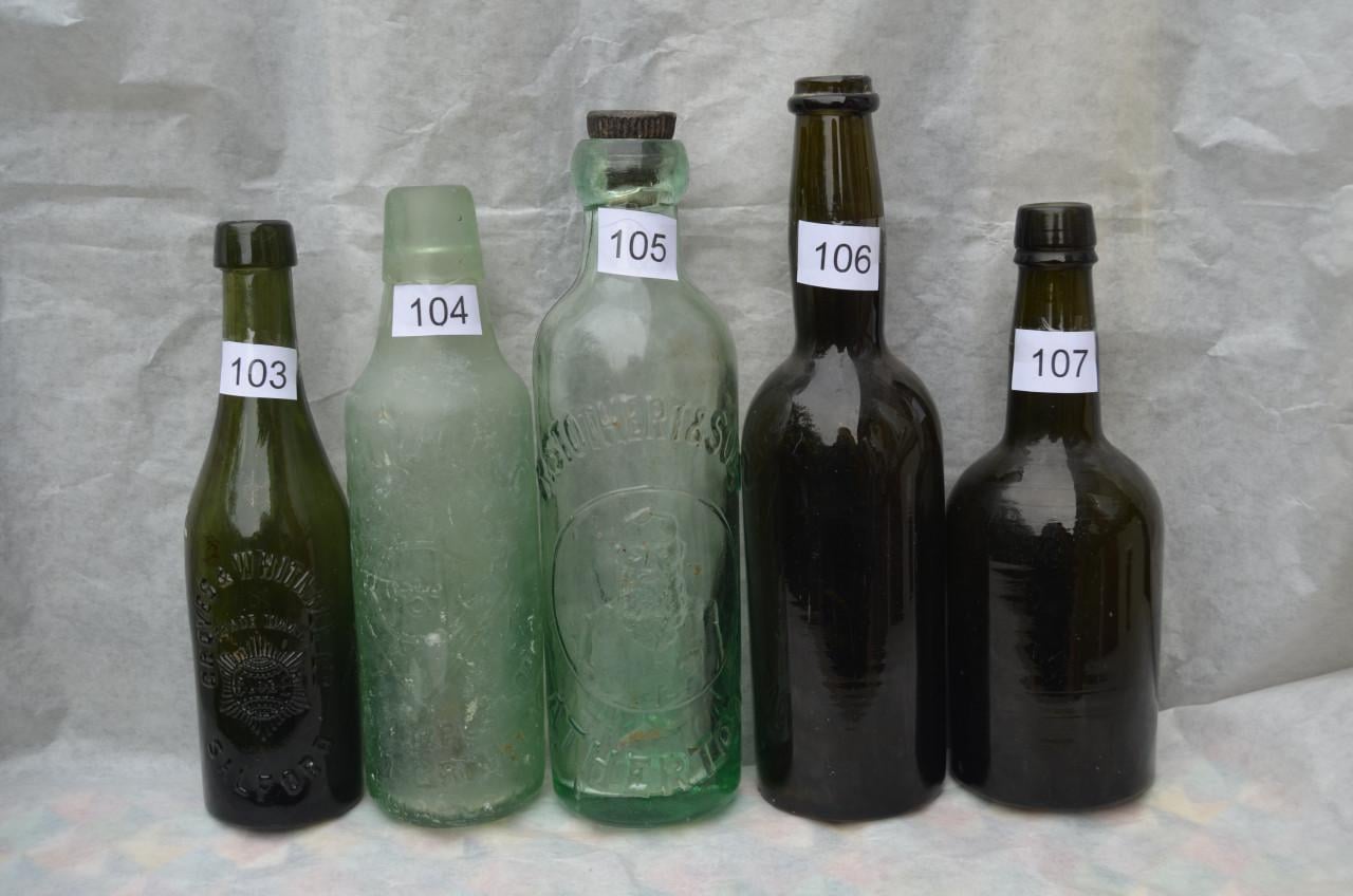 Nog een paar oude soda-, bier- en wijnflessen 19e eeuws