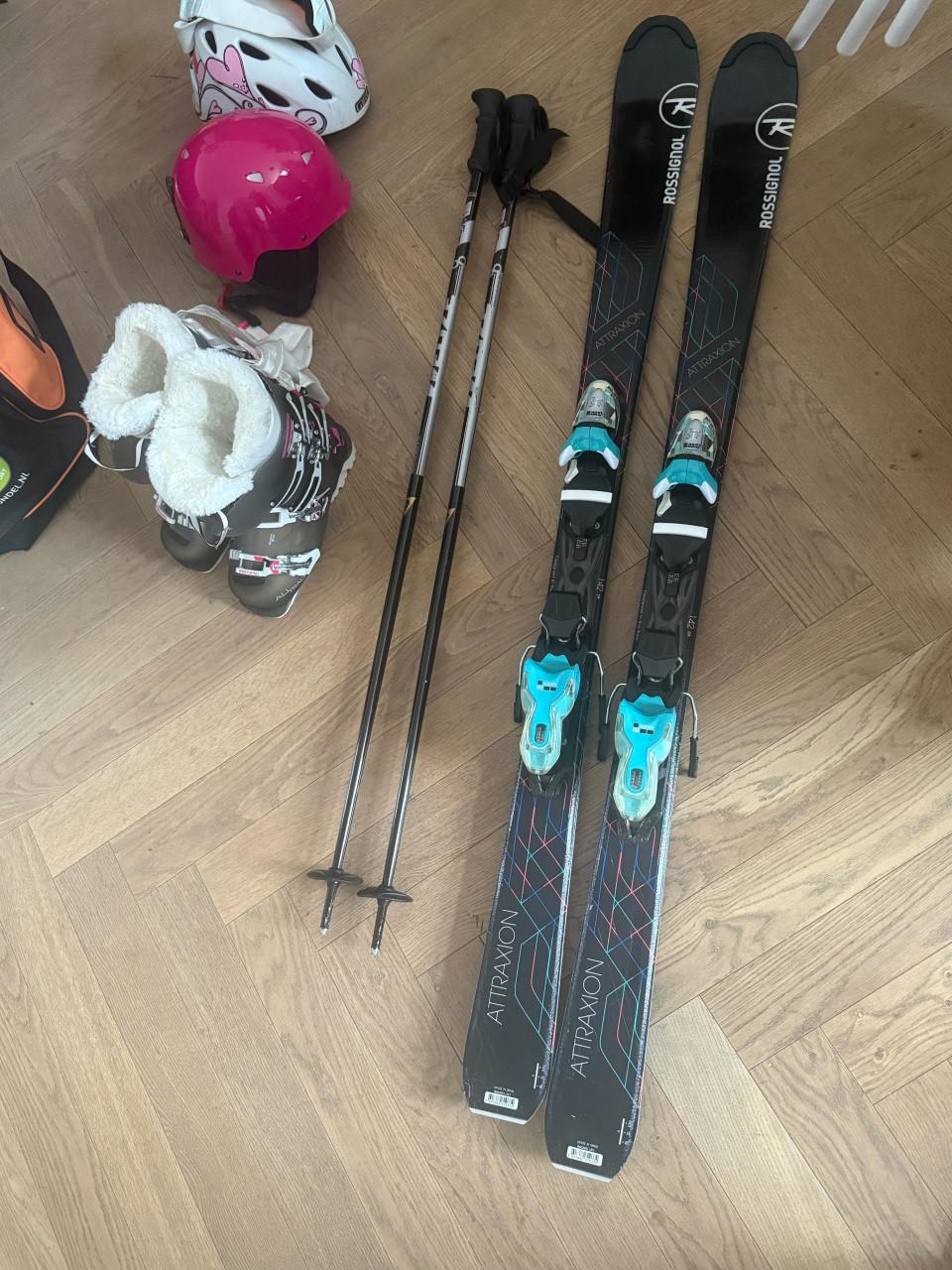 Compleet pakket ski schoenen stokken