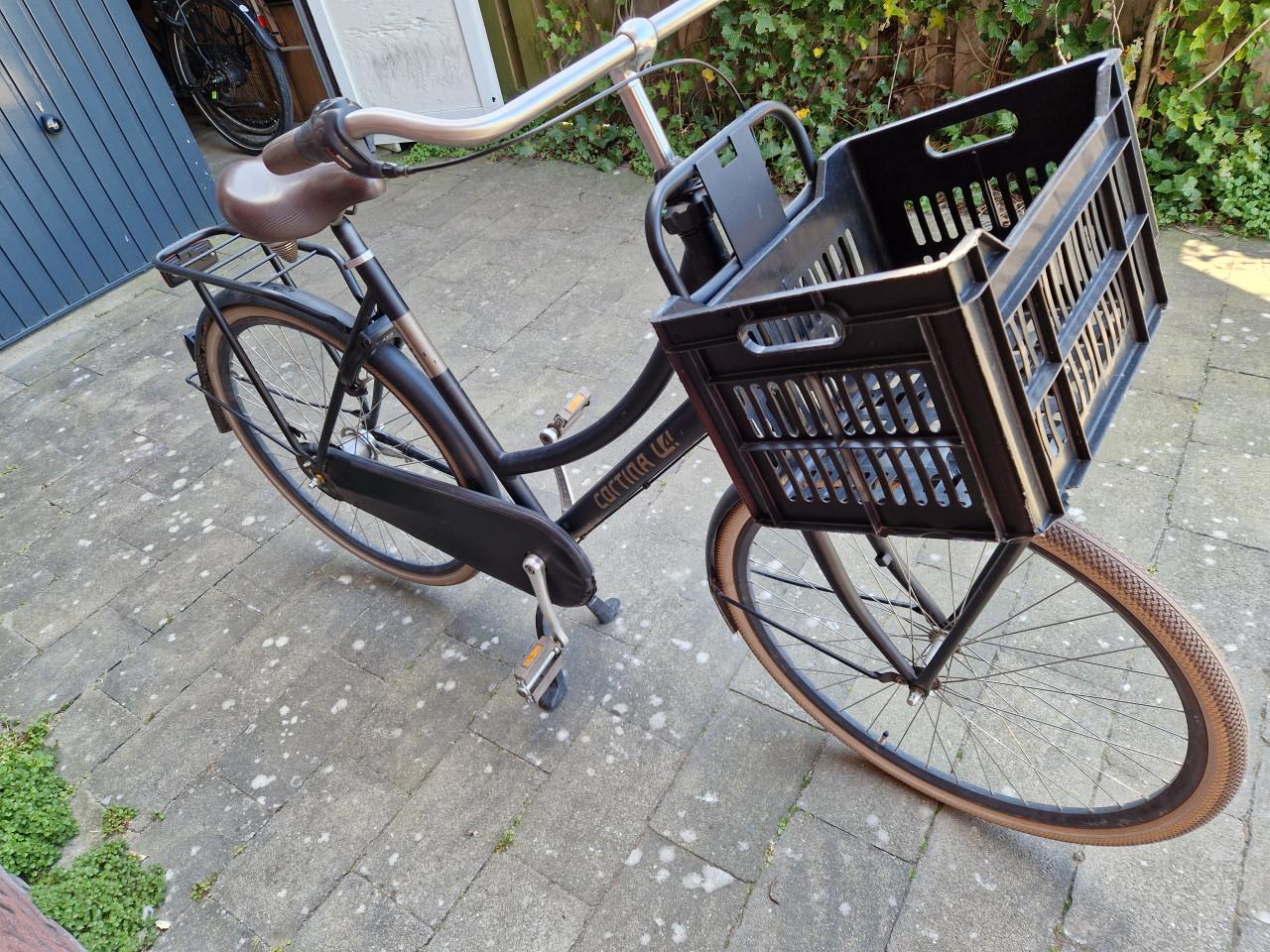 Damesfiets zwart met krat Cortina