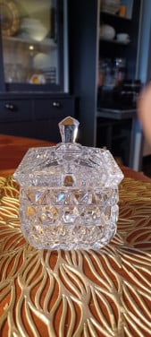 Suikerpot met de deksel van kristal